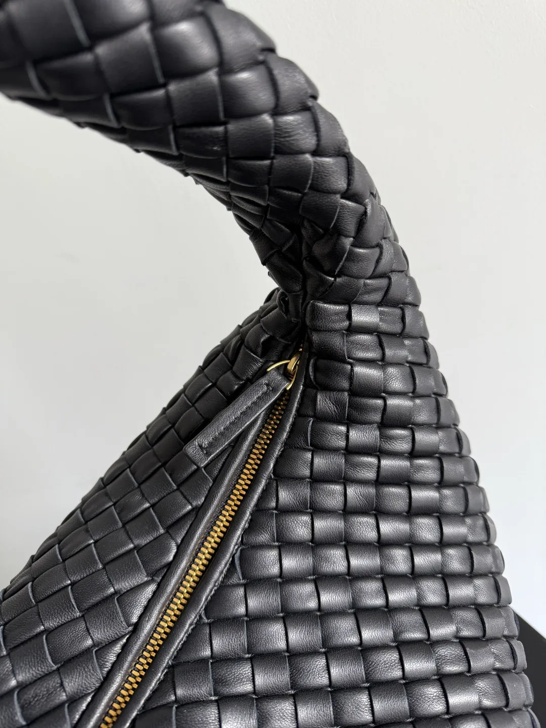 Batch 3260 Bottega Veneta Large Veneta Shoulder Bag Classic Reappearance The classic that has not been seen for many years has returned. Simple and round, soft and tough, it is reinterpreted from the perspective of modern aesthetics. The relaxed expression of the Hobo bag and the casual silhouette can be easily carried whether it is paired with commuting wear or casual style, and it shows an effortless sense of fashion~ Style number: 856739 Size: 59*39*6cm